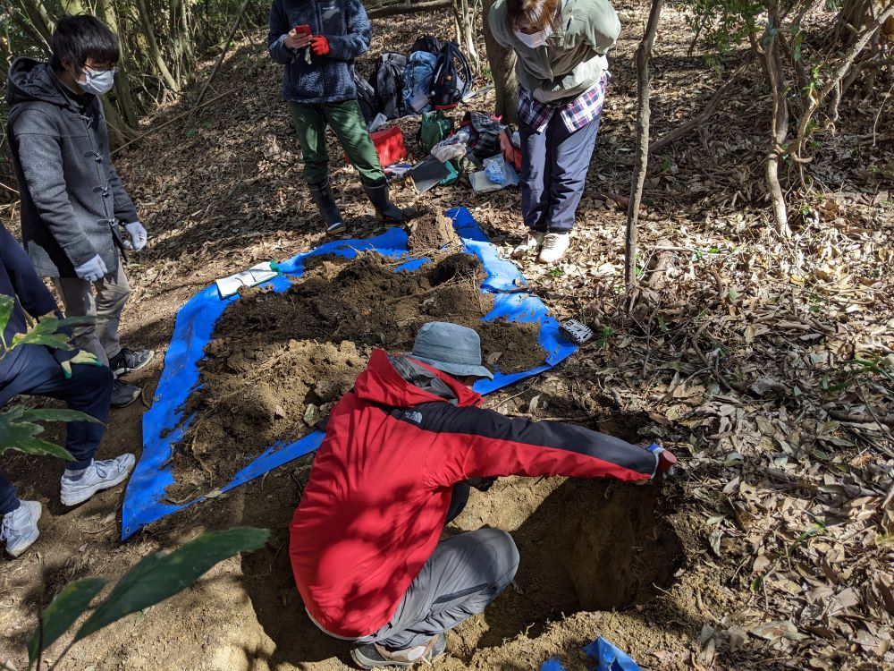 研究室メンバーで土壌調査をしている様子です
